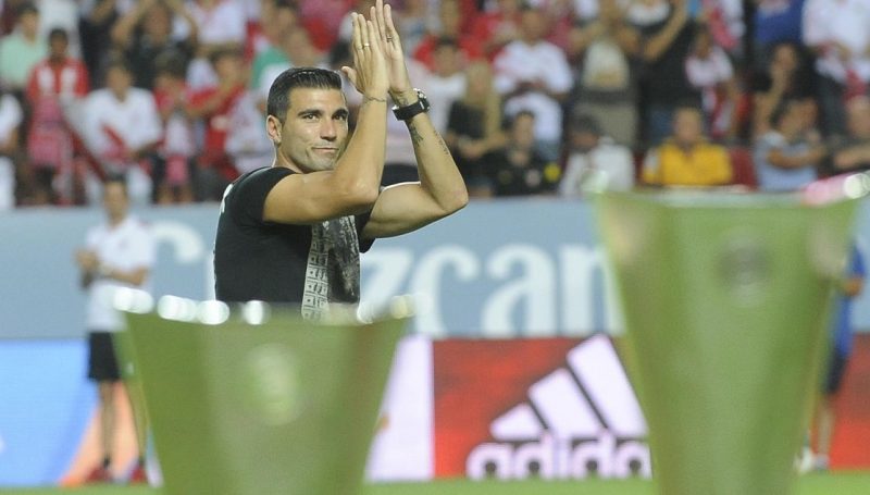 Reyes homenajeado por su afición | Imagen: Sevilla FC
