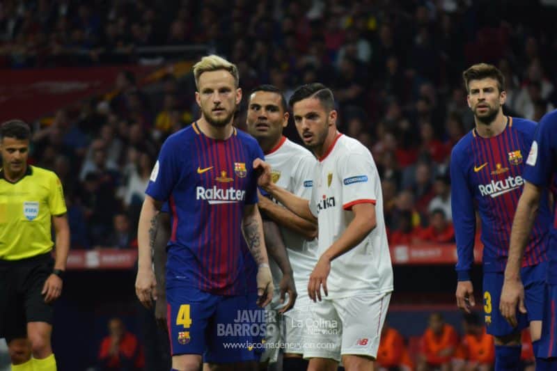 Rakitic y Sarabia esperan un córner en la final de Copa entre Barcelona y Sevilla FC | Imagen: Javier Barroso