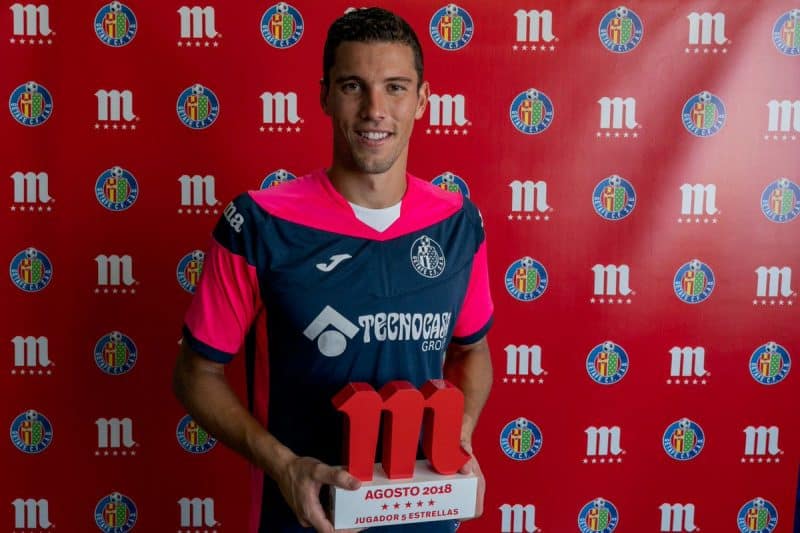 David Soria, con el premio al jugador del mes de Agosto | Imagen: Getafe CF