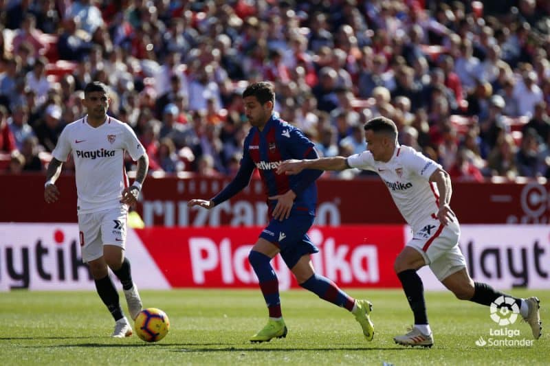 Campaña y Roque Mesa en una acción de juego entre Sevilla y Levante | Foto: La Liga