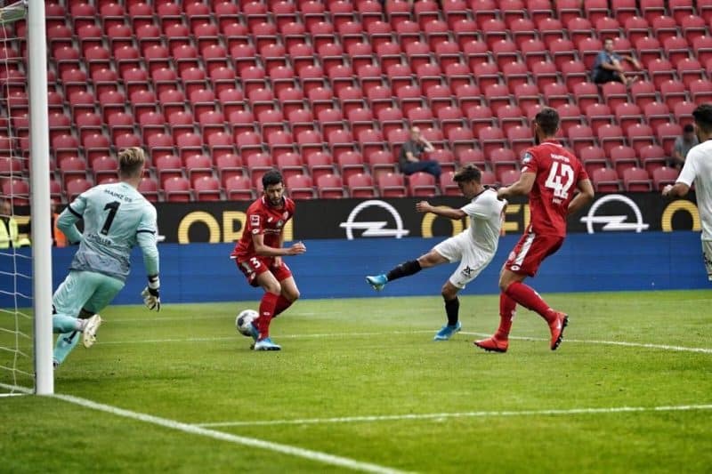 Pozo, en la acción que supuso el tanto ante el Mainz 05 | Imagen: Sevilla FC