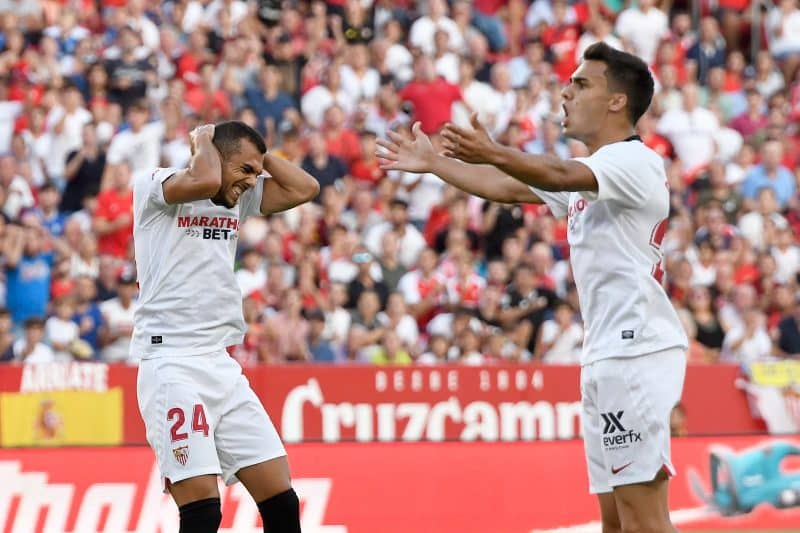 Jordán y Reguilón se lamentan en su primer partido en el Sánchez-Pizjuán como sevillistas. | Foto: Sevilla FC