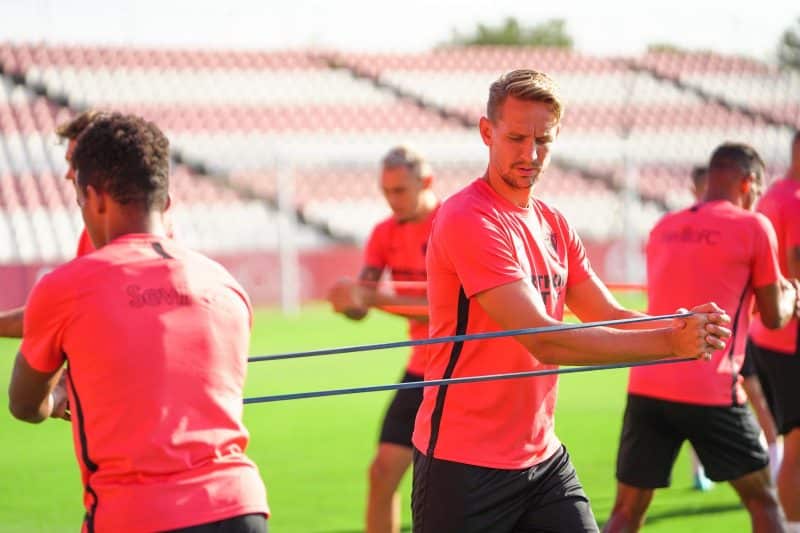 Luuk de Jong, con Ocampos de fondo, fueron novedad en el entrenamiento | Imagen: Sevilla FC