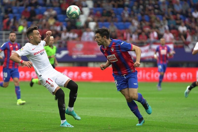 Munir disputando el balón en el partido del Sevilla frente el Eibar. | Imagen: Sevilla FC