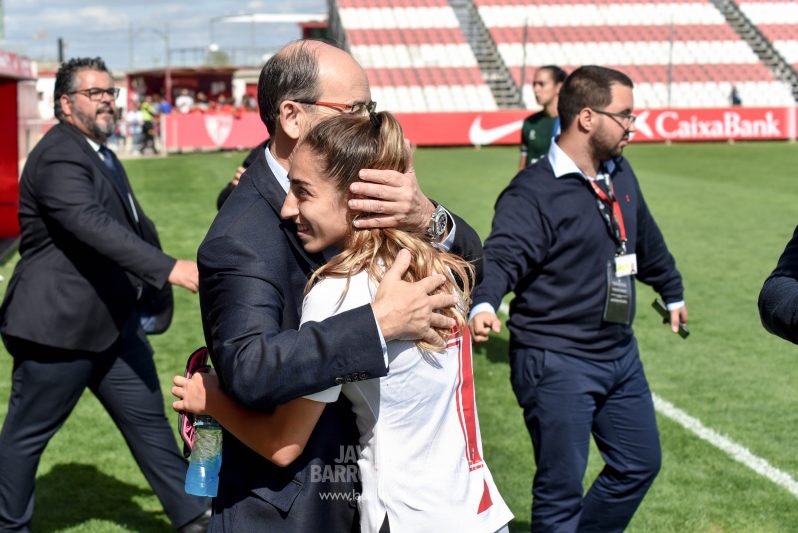 Pepe Castro y Olga Carmona, abrazados tras la goleada del Femenino al Espanyol | Imagen: Javi Barroso - La Colina de Nervión