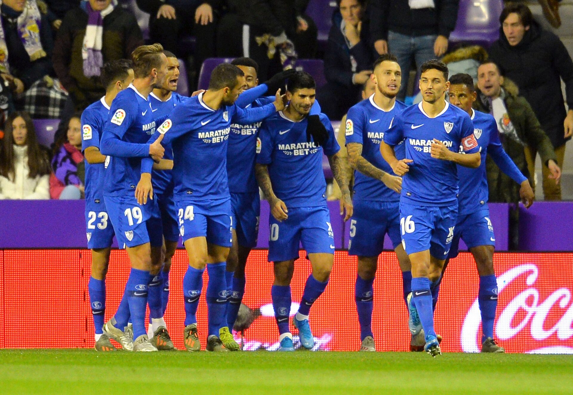 Banega celebra con sus compañeros el gol en Valladolid. | Fuente: LaLiga