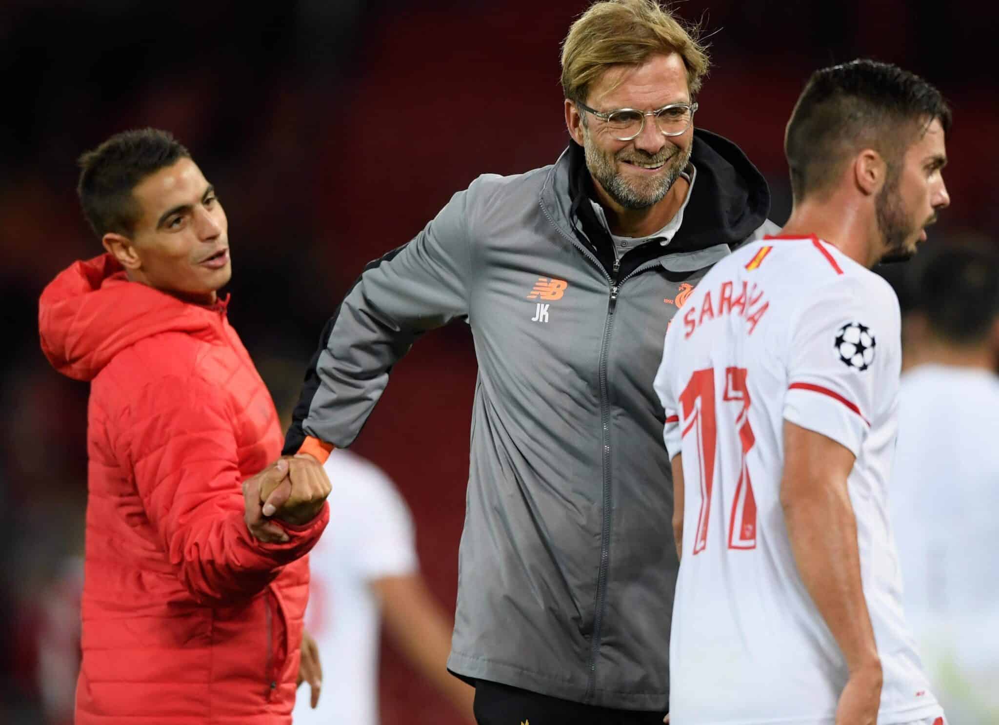 Jürgen Klopp, saludando a Ben Yedder y Sarabia, tras el partido entre Liverpool y Sevilla | Imagen: The Independent