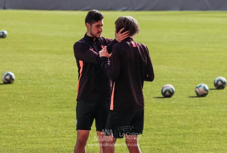 Escudero, junto a Bryan Gil, durante un entrenamiento del Sevilla FC | Imagen: Ana Marín - La Colina de Nervión