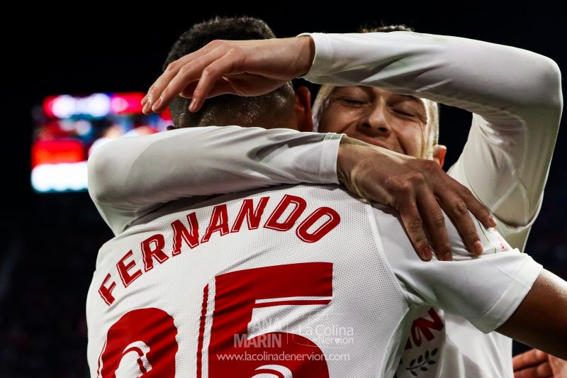 Fernando y Ocampos, celebran el tanto del brasileño con el Sevilla FC ante el Levante UD | Imagen: La Colina de Nervión - Ana Marín