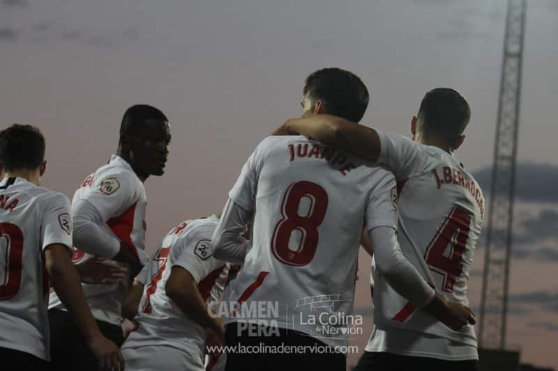 Juanpe, celebrando junto a sus compañeros del Sevilla Atlético el tanto conseguido ante el Cartagena | Imagen: Carmen Pera - La Colina de Nervión