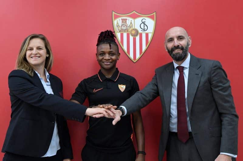 Uchenna Kanu, nueva jugadora del Sevilla Femenino, posando junto a Monchi y Amparo | Imagen: Sevilla FC