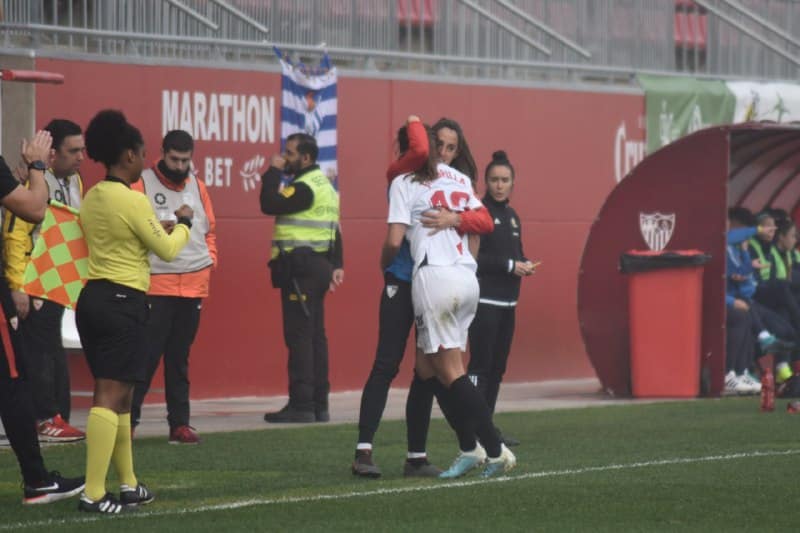 Jeni Morilla, del Sevilla Femenino, abrazando a Maite tras marcar el gol del derbi andaluz frente al Sporting | Javier Barroso