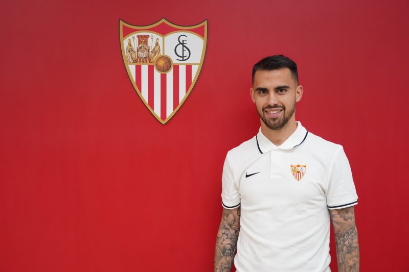 Suso, con la camiseta del Sevilla FC después de firmar su contrato con la entidad nervionense | Imagen: Sevilla FC