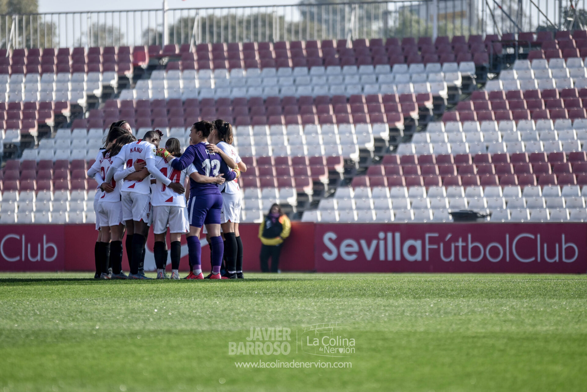 El Sevilla FC Femenino, haciendo una piña antes del partido ante el EDF Logroño | Imagen: La Colina de Nervión - Javi Barroso
