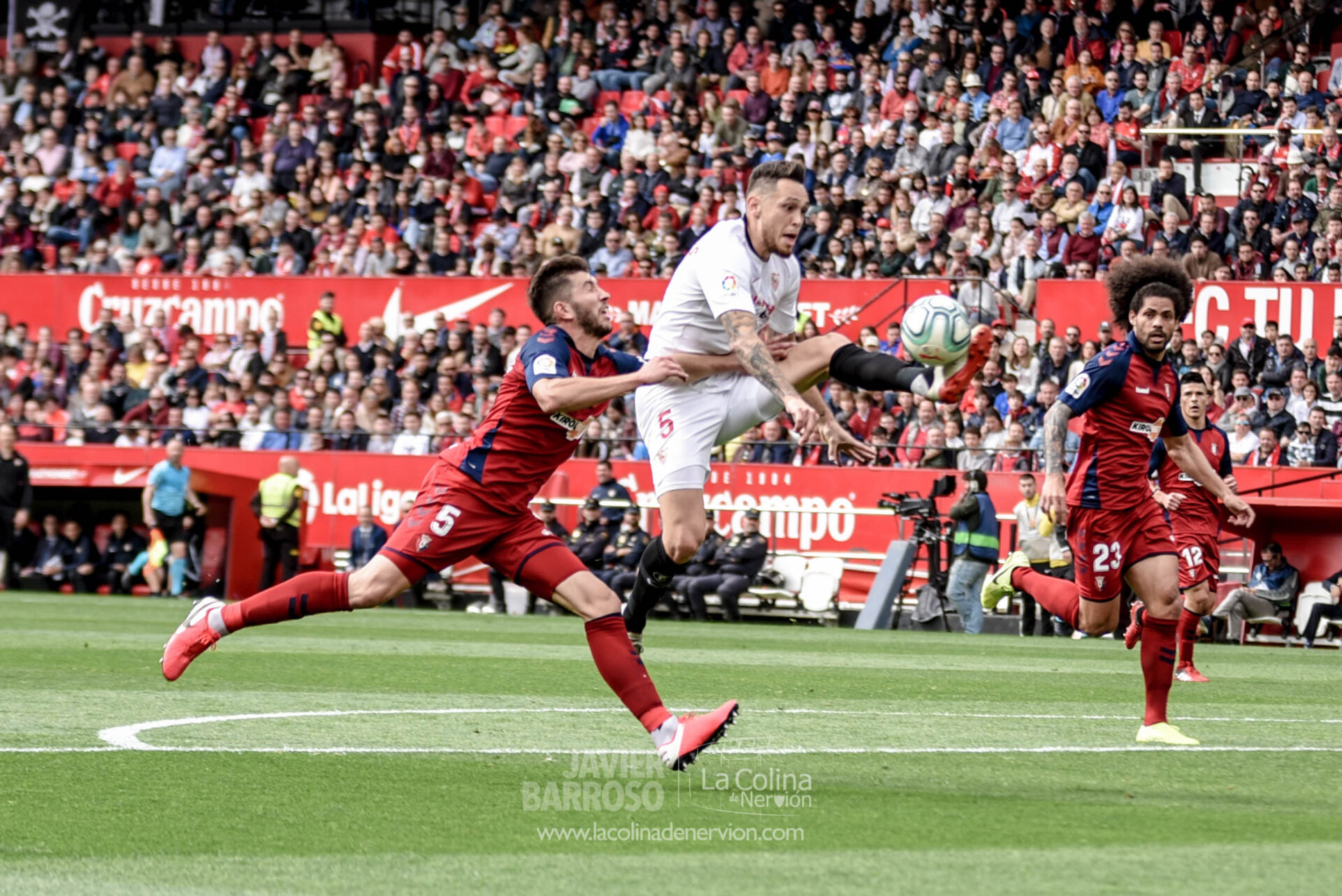 Ocampos, controlando el balón en el partido entre Sevilla FC y Osasuna | Imagen: Javier Barroso, La Colina de Nervión