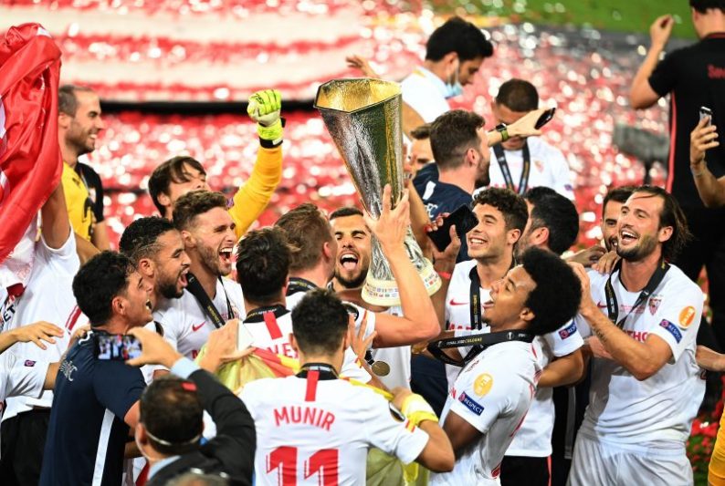 Sevilla Fútbol Club alzando su sexta Europa League || Photo by Lars Baron/Getty Images