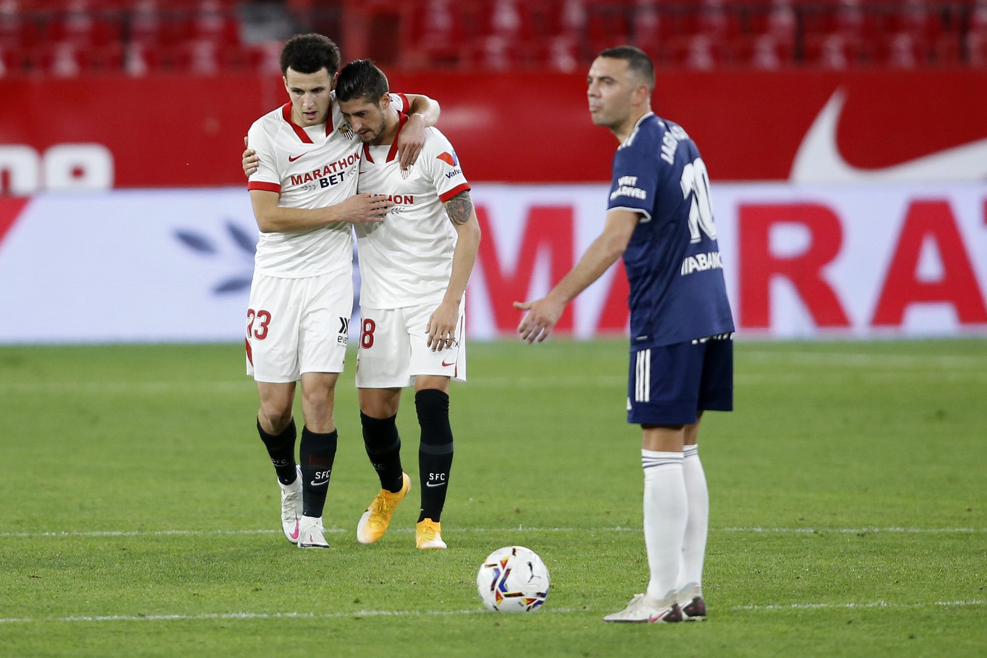 Oussama Idrissi y Segio Escudero, celebrando el gol del partido al Sevilla FC