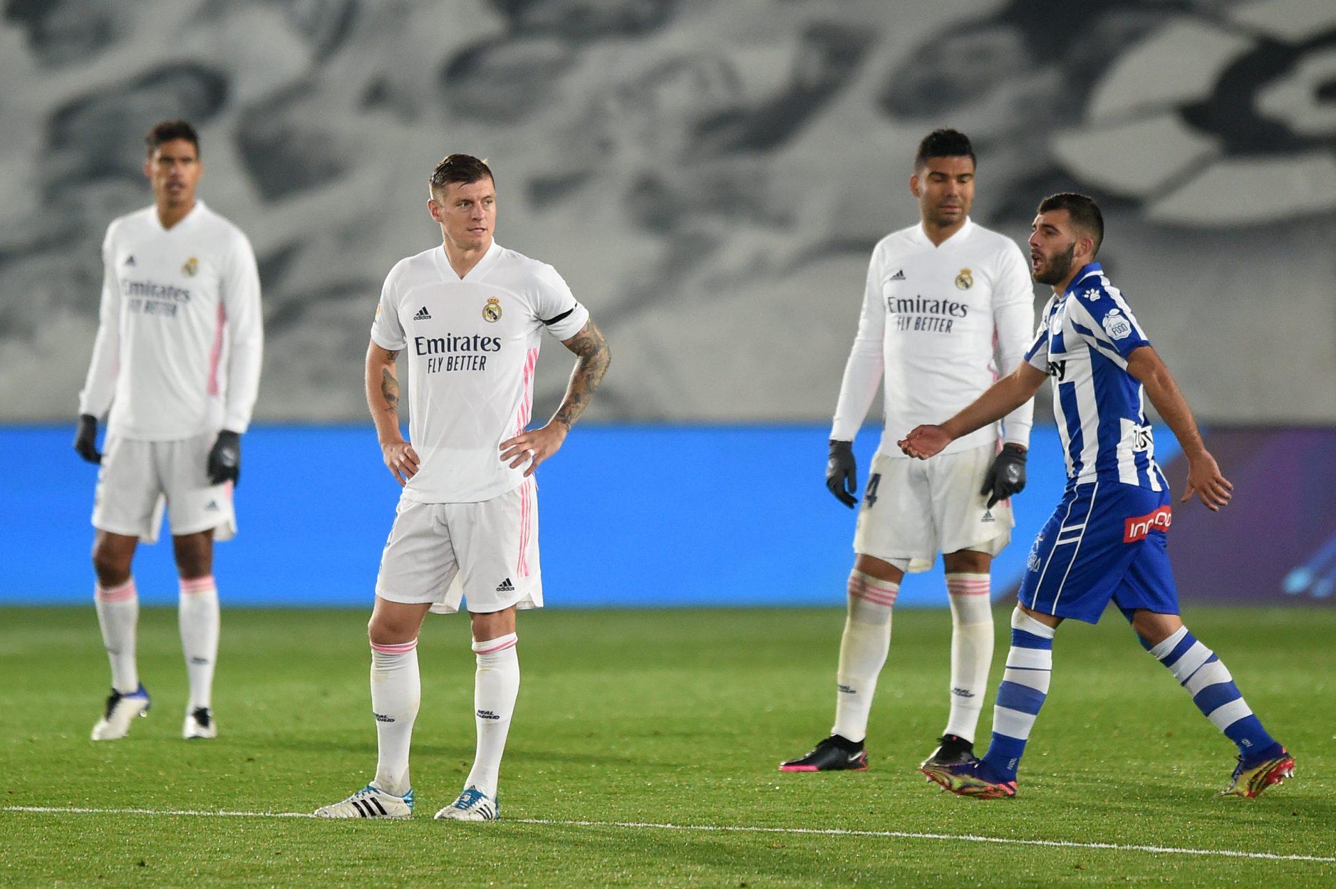 Los jugadores Del Real Madrid, que se enfrentarán al Sevilla FC el próximo sábado, se lamentan por un gol recibido