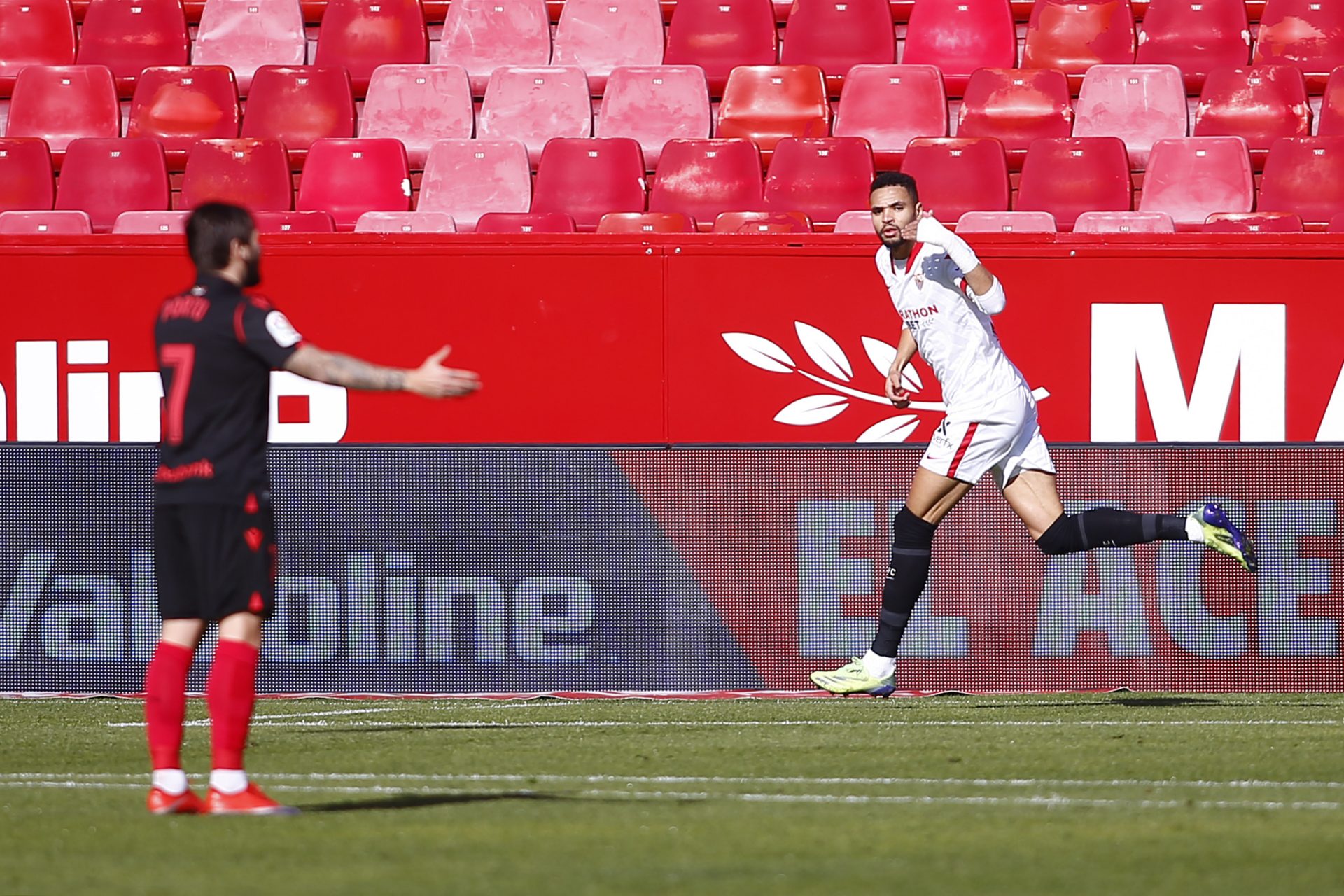 En-Nesyri, celebrando el primero de los tres goles anotados en el partido del Sevilla FC contra la Real Sociedad