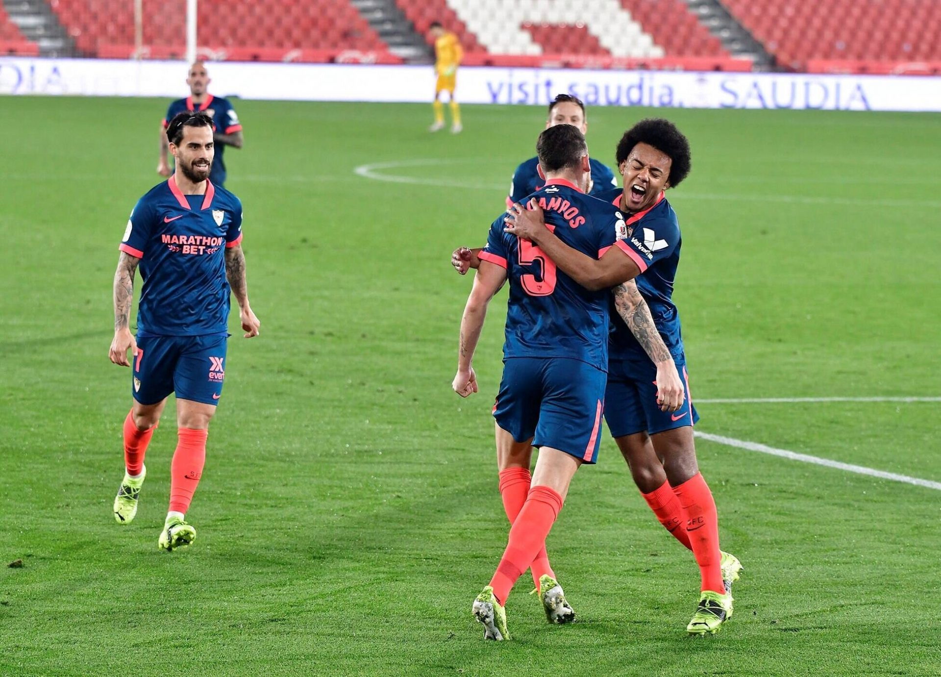 Los futbolistas del Sevilla FC celebran el gol de Ocampos frente a la UD Almería