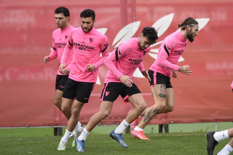 Jugadores del Sevilla FC en un entrenamiento previo al partido ante el Huesca