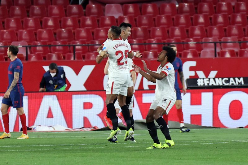 Fernando, Koundé y MArcos Acuña celebrando el tanto dio la victoria al Sevilla FC en el partido contra el Atlético de Madrid