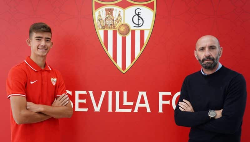 Kike Salas posando tras su renovación con el Sevilla FC, una de las grandes noticias para la cantera hispalense