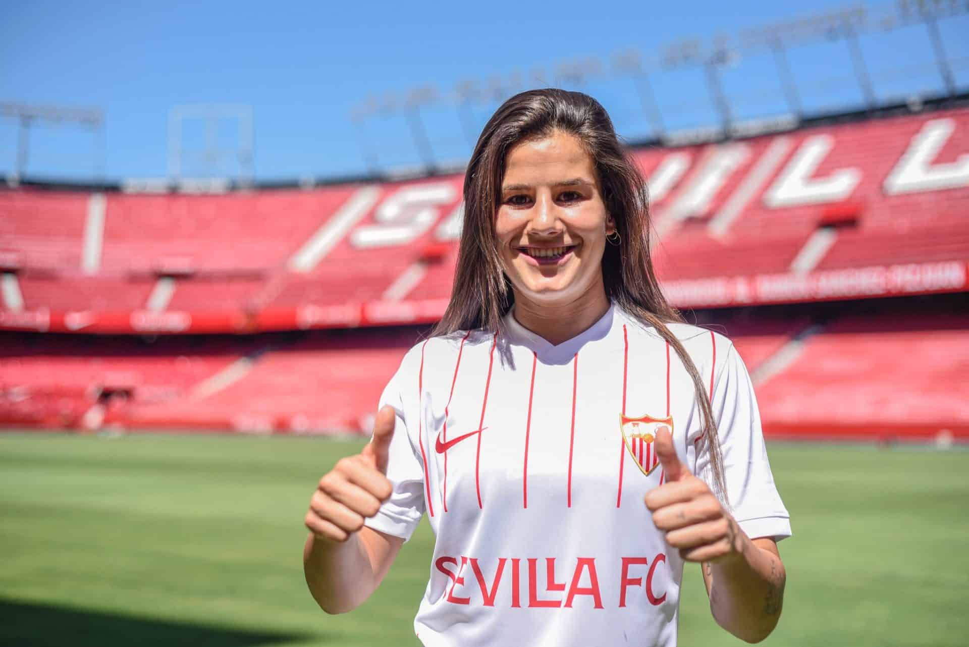 Eli del Estal posando como uno de los fichajes del Sevilla FC Femenino.