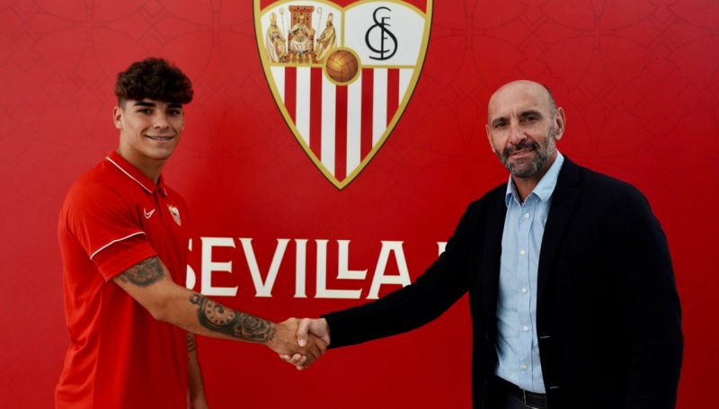 Isaac Romero, del Sevilla Atlético, y Monchi, oficializando con un apretón de manos la renovación con el Sevilla FC hasta 2025