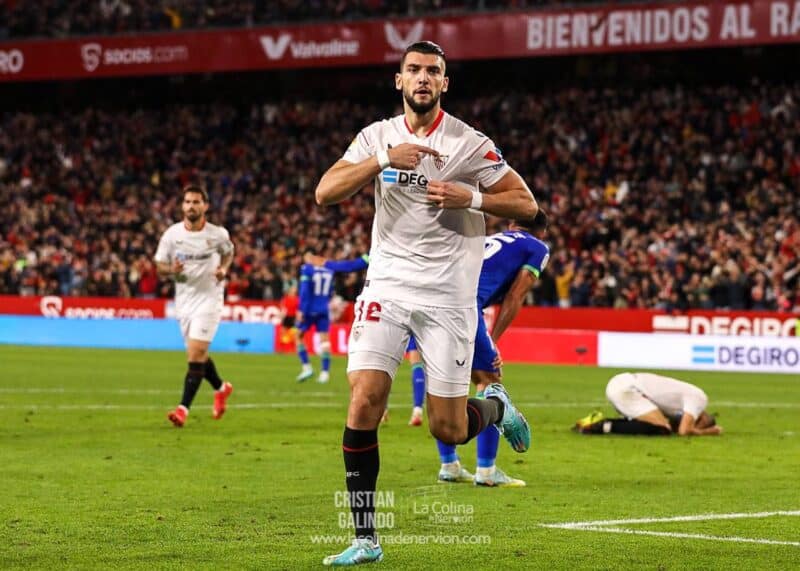 Rafa Mir celebrando el tanto anotado por un Sevilla FC, falto de fichajes, frente al Getafe CF. Monchi puede confiar en estos delanteros pero debe incoorporar alguno más. Valencia CF.