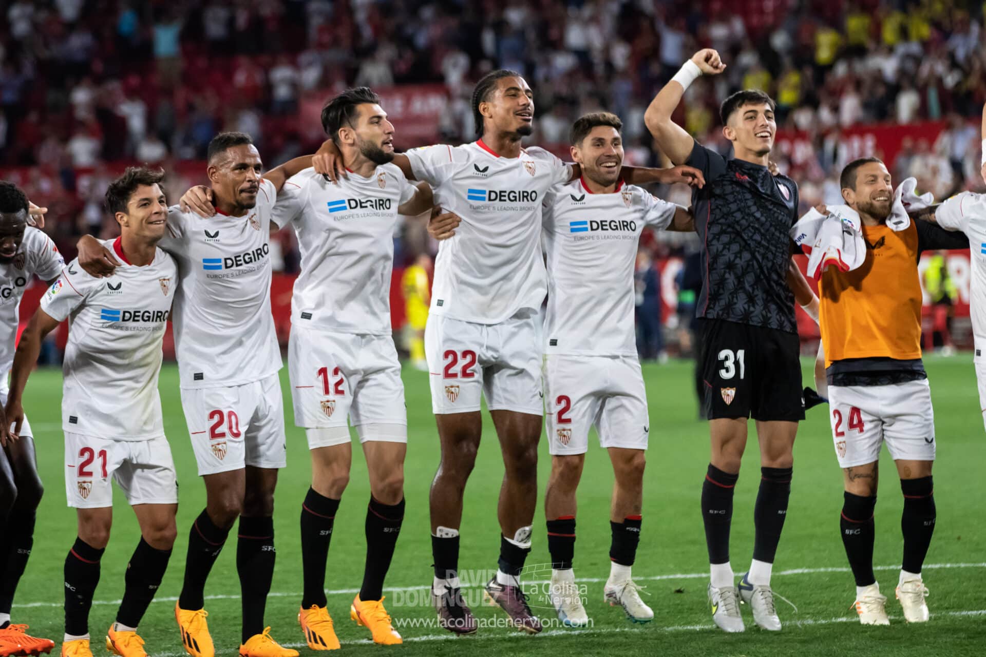 Los futbolistas del Sevilla Fútbol Club, celebrando grandes noticias tras el Sevilla FC-Manchester United