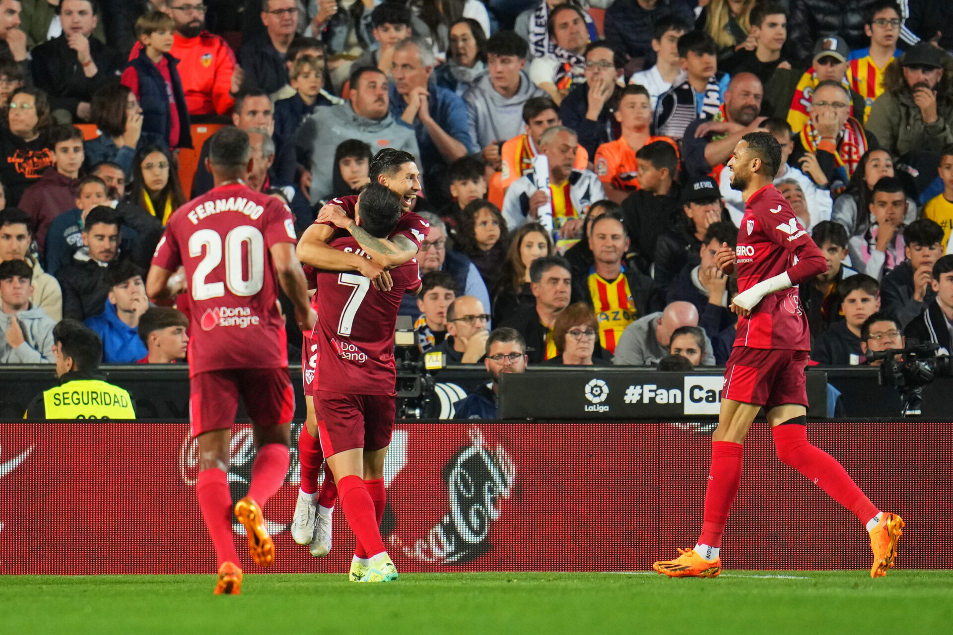 Los jugadores del Sevilla FC, celebrando su gol en Mestalla.