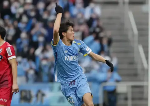 El Sevilla FC, tras una perla japonesa