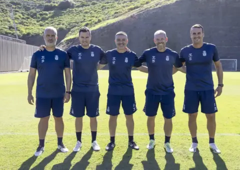 Los acompañantes de García Pimienta en su llegada al Sevilla FC