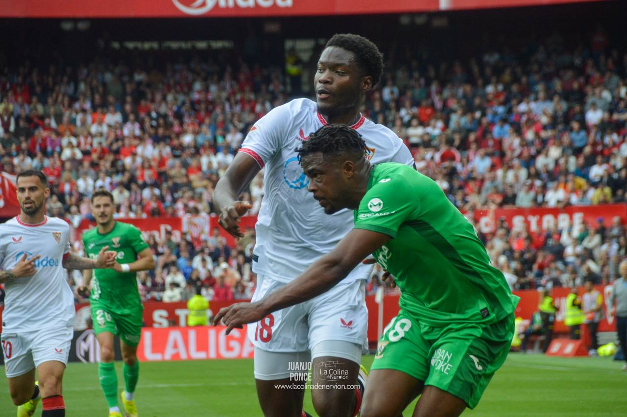 El Sevilla FC deja volar dos puntos y sigue jugando en el alambre