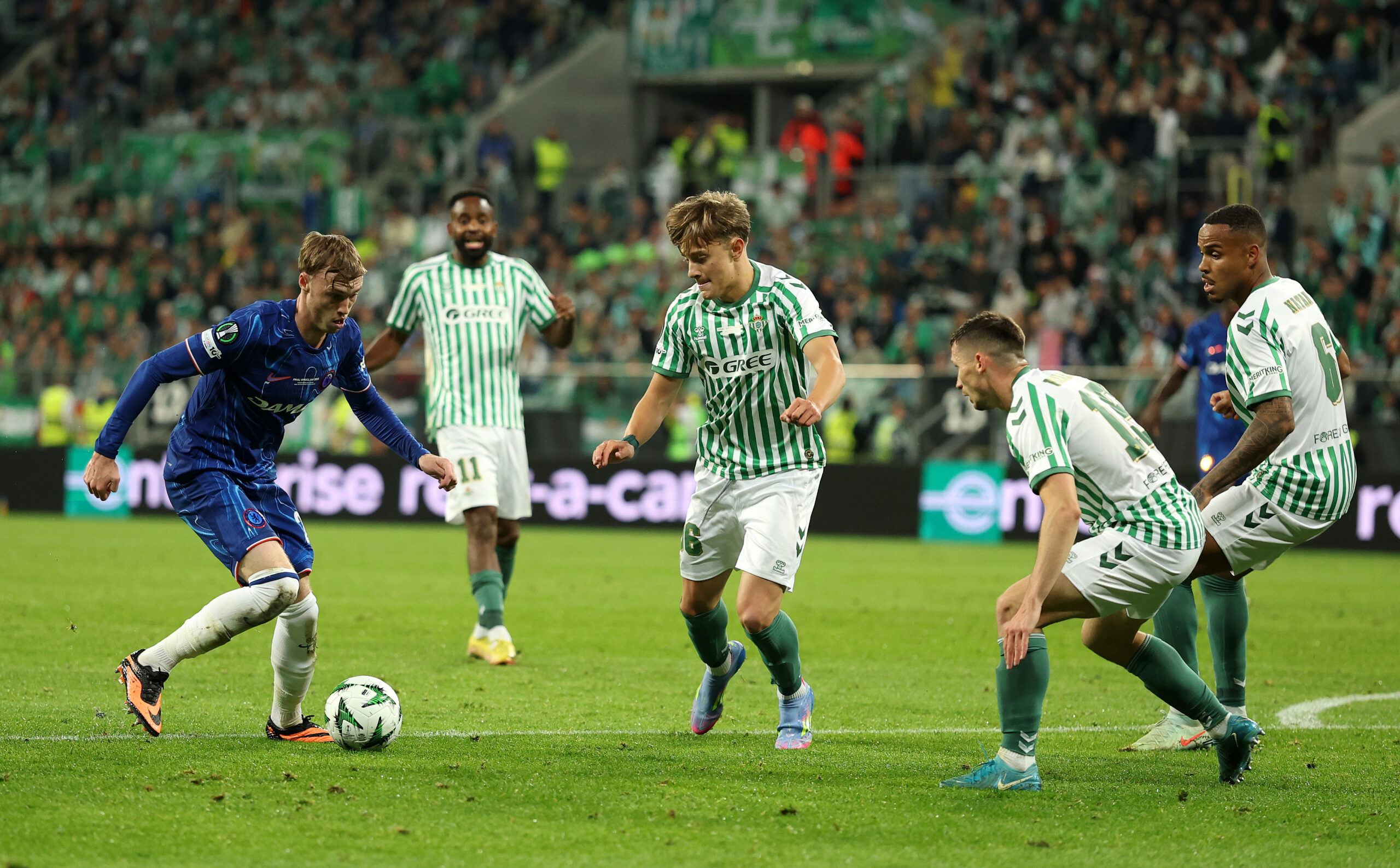 Real Betis: El Betis pone la mira en un refuerzo defensivo | La Colina ...