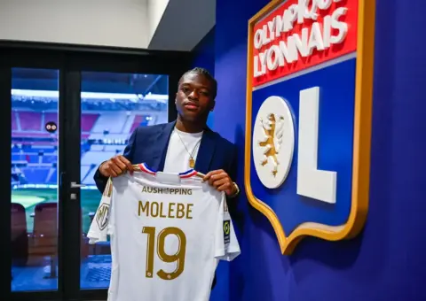 Enzo Molebe, para enero