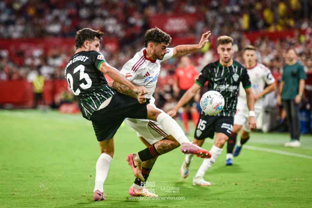 Isaac Romero jugando cortar el Elche; noticias sevilla fc entrenamiento