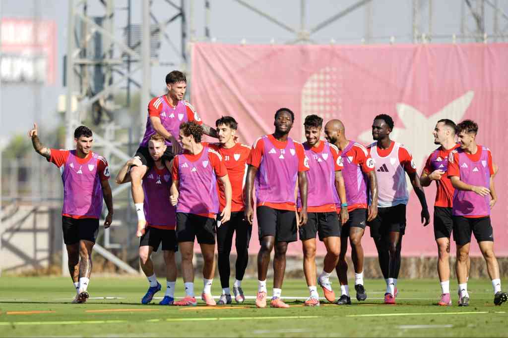 El Sevilla FC entrena antes del descanso por el parón