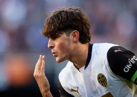 Javi Guerra condiciona los fichajes Valencia por el interés del Napoli