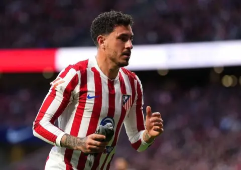 Crece la competencia por Giménez, que espera al Sevilla