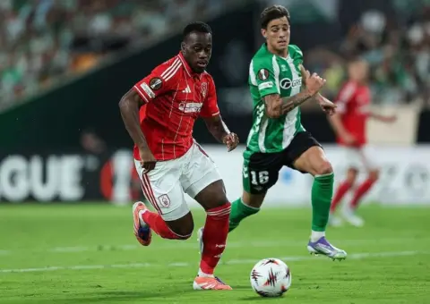 El Betis analiza a Kalimuendo, delantero al que ya se enfrentó en la Europa League