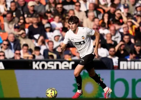 Javi Guerra asegura que sigue en el Valencia, aunque no cierra su salida