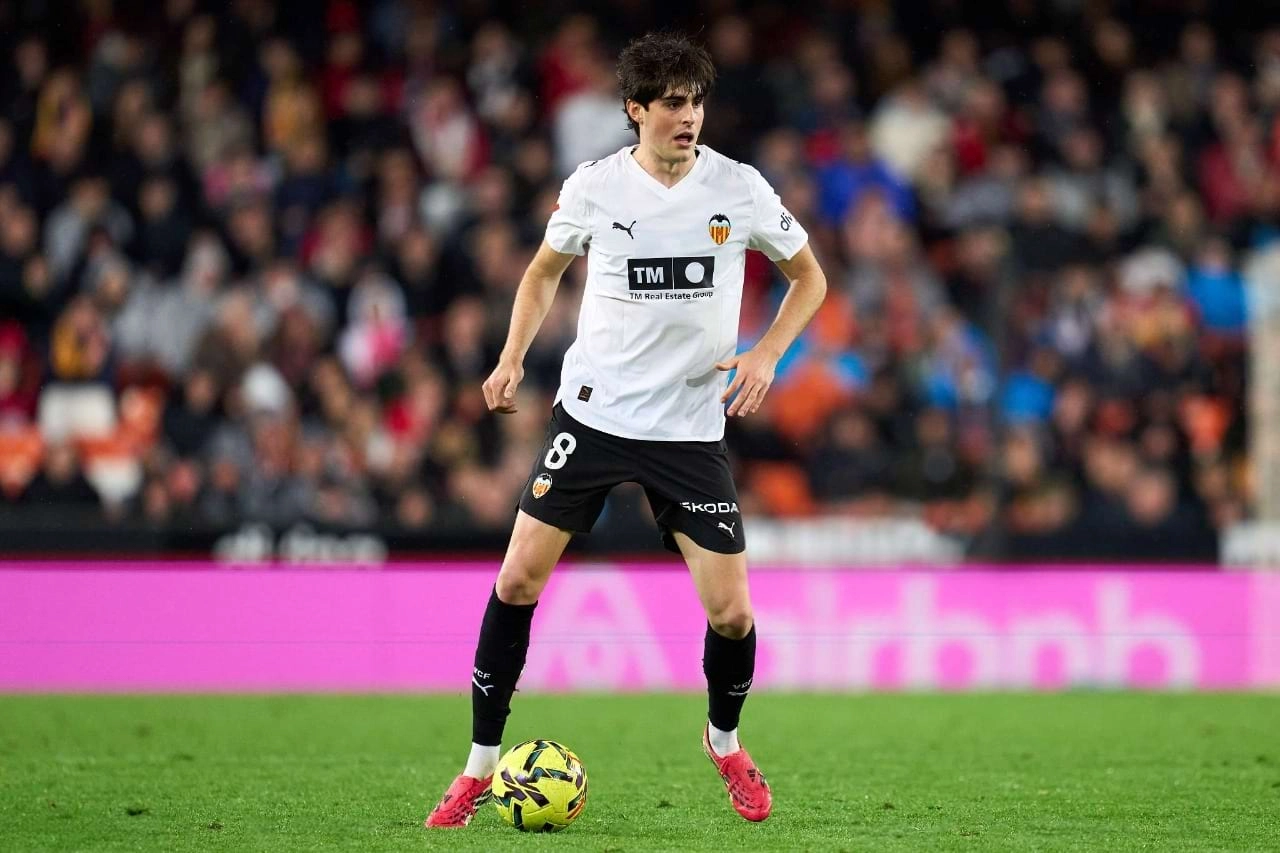 Javi Guerra asegura que sigue en el Valencia, aunque no cierra su salida_2