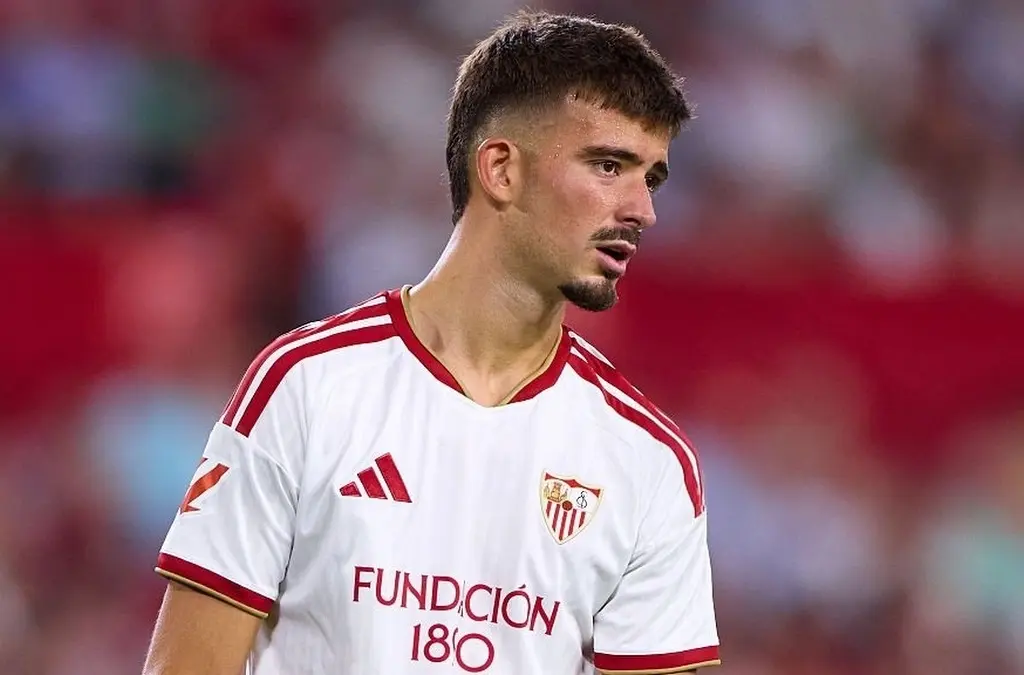 Agoumé y Kike Salas, dos activos blindados del Sevilla ante el foco de la Premier