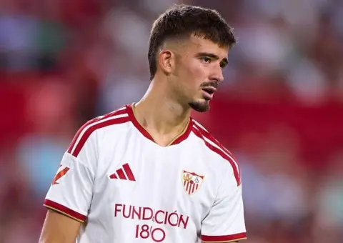 Agoumé y Kike Salas, dos activos blindados del Sevilla ante el foco de la Premier