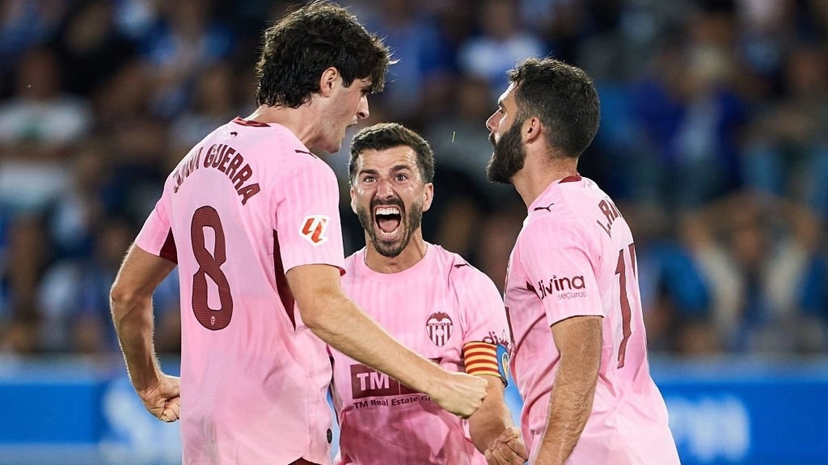 Valencia gana al Alavés con gol de Rioja, pero el triunfo deja una alarma-2