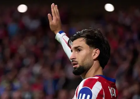 El Atlético de Madrid blinda a Álex Baena y el Arsenal tendría que esperar al verano