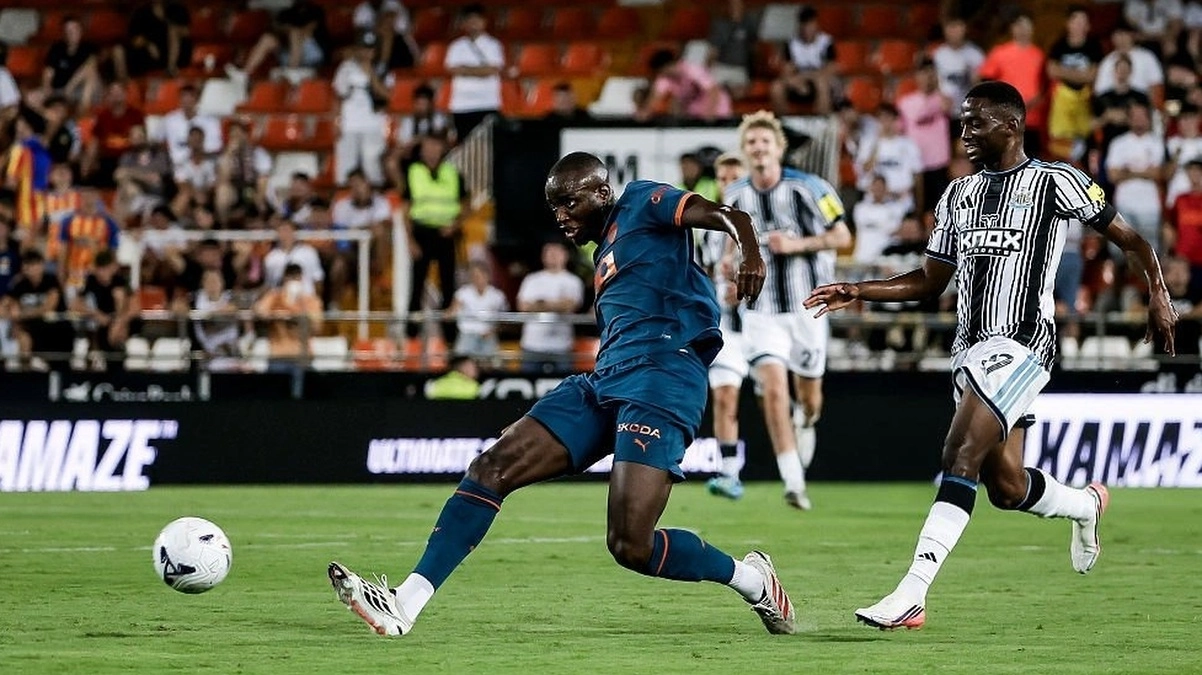 Valencia CF y David Otorbi: la cláusula que puede atarlo hasta 2031 ante el interés del Newcastle-2