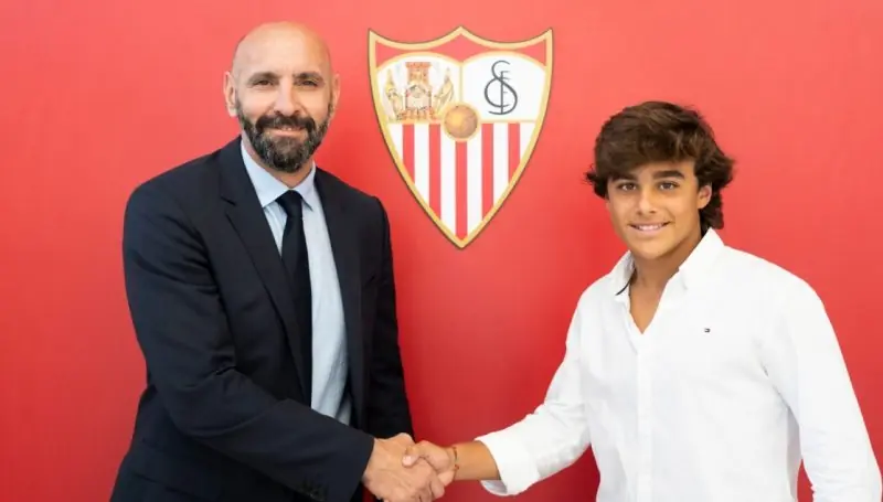 Primer contrato profesional de Carlos Álvarez